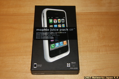 　iPhone 3G用のバッテリ内蔵ケース「mophie juice pack air」シリーズ。ケース型バッテリとして厚さは19mmと薄いのが特徴だ。ケースに入れたままiTunesとシンクできるほか、電池を温存したいときのための充電ON/OFFスイッチも付く。価格は9980円で、アップルストアでの独占先行発売だ。