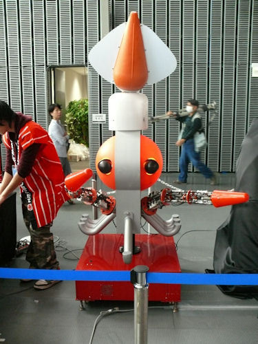 　函館市とはこだて未来大学、函館工業高等専門学校が町おこしを目的に製作したロボット「IKABO」。プロトタイプは2006年末に完成した。
