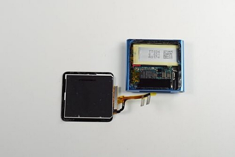 　iPod nanoのTFTディスプレイは、2つのコネクタでロジックボードに接続されている。どちらのコネクタも、薄いプラスチック製の刃を使って、あまり力を加えずにはずせる。