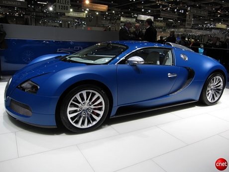 　Bugattiの100周年を記念し、同社は「Veyron」の「Bleu Centenaire」モデルを開発し、第79回ジュネーブ国際自動車ショーで発表した。