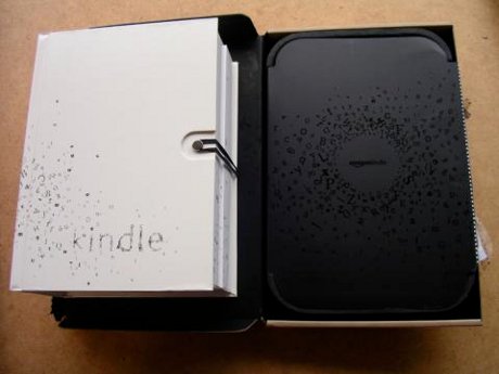 　初代Kindleもユニークな梱包だったが、Kindle 2はそれにましてより環境に配慮したパッケージになっている。