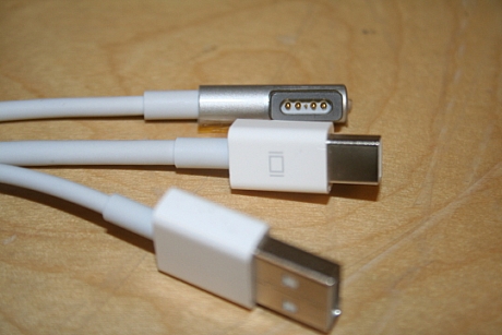 コネクタ類

　Mini DisplayPortコネクタ、MagSafe電源アダプタ、USB 2.0コネクタが1本になったケーブルが付属している。