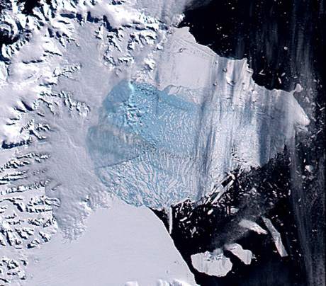 第6位：氷床の移動の確認

　NASAは、地球の極地の氷床が溢流（いつりゅう）氷河で「膨大な量」の氷を失っており、「これらの氷河を支えて浮いている氷棚（ひょうほう）が不足する傾向にある」ことが人工衛星によって分かったとしている。

　NASAによると、「今や多くの人々が、これらの変化を、海面の急上昇の可能性を含めて地球温暖化が地球に与える影響の『炭鉱のカナリア』であると考えている」という。

　これは、2002年の南極のLarsen B氷棚である。