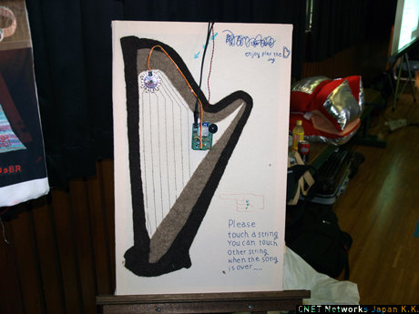 　こちらは刺しゅうで作ったハープの弦に触れると、連動して音がなるというもの。