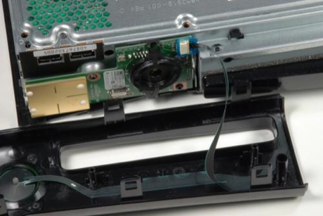 　前面パネルは、薄いリボンケーブルによって、新型Xboxの前部にある小さな回路基板に接続されている。