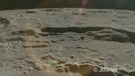 　月の裏側の南半球にある衝突クレーター、アントニアジの画像。4月22日撮影。