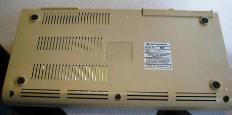 　C64のケースを留めているのは、3本のねじだけだ。