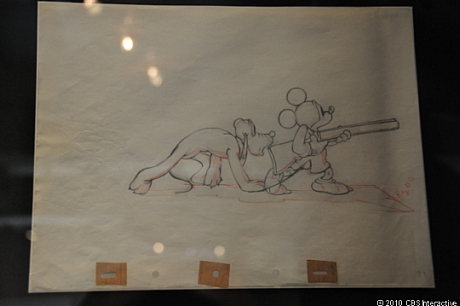 　ミッキーマウスと、その新しい友だちプルートのアニメーションデッサン。「ミッキーとはらぺこオーム」で使用されたもの。

　「プルートは『ミッキーの陽気な囚人』（1930年）に目立たない猟犬として初登場し、やがてミッキーマウスの誠実な友だちとなった。またプルートは、Disneyの熟達したアニメーターたちの手によって、パーソナリティアニメーション手法の開発舞台ともなった。特に、名作「プルートの大暴れ」（1934年）のハエ取り紙のシーンにその手法が顕著に見られる」（同記念館）