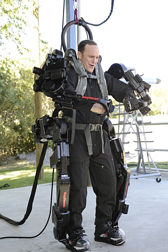 　ヒット映画「アイアンマン2」のDVDおよびBlu-rayの発売を記念して、ユタ州ソルトレークシティーの軍需企業Raytheon Sarcosは、実際のパワードスーツ（エクソスケルトン）がどのようなものかを紹介するために「XOS 2」と呼ばれるスーツを披露した。

　画像で同スーツを着用しているのは、「アイアンマン」の劇中でフィル・カールソン捜査官を演じたClark Greggさん。