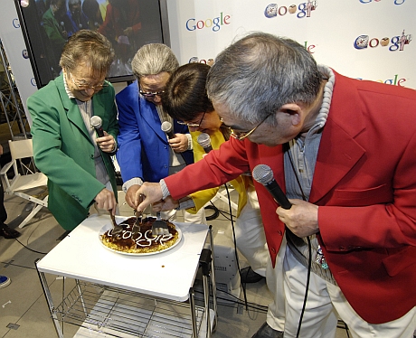 Google焼きという料理も披露された。お好み焼きに似ており、表面にはマヨネーズでGoogleと書かれている。