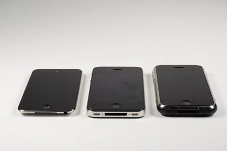 　（左から）iPod touch、「iPhone 4」、初代iPhone。