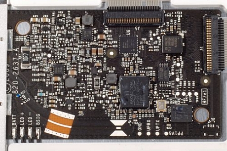 　メインロジックボードにはBroadcomやSST、Texas Instrumentsのチップが搭載されている。