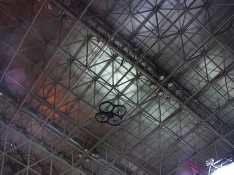 　幕張メッセの広い天井近くまで飛ばせるAR.Drone。