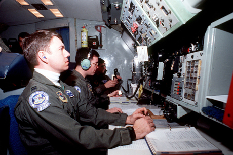 　「Looking Glass」と呼ばれるプログラムにより、米国は必要であれば、航空機上の司令所からでもMinuteman IIIミサイルを発射することができる。この写真は1991年、「Looking Glass」航空機の乗組員が試験発射を実行しているところ。