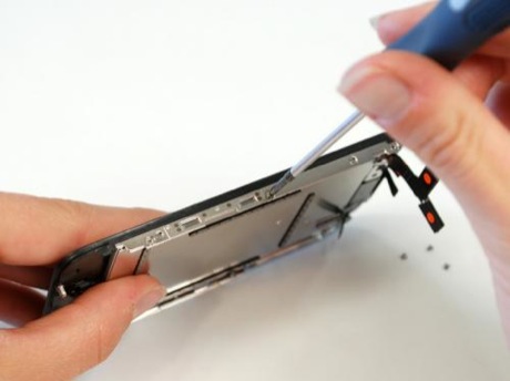 　iPhone 3G同様、LCDの取り外しは簡単だ。7本のねじを取り外すとLCDは簡単に取り外せる。