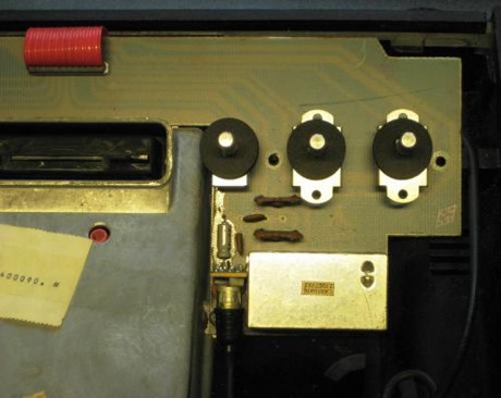 　Atari 2600には2つのバージョンがあると聞いている。1つはわれわれのものと同じスイッチが6つあるもの、もう1つのバージョンはスイッチが4つしかない。

　その上には数字が書かれた紙片がある。シリアルナンバーだろうか。