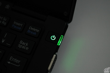 　電源ボタンは右上で、動作時は緑色に点灯する。
