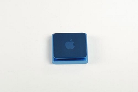 　第4世代iPod shuffleも、第2世代と第3世代と同様に、本体背面にクリップが付いている。