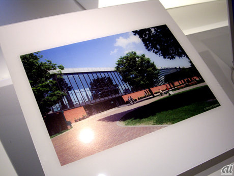 　ワークヴィジョンズと岩見沢レンガプロジェクト事務局が手がけた「岩見沢複合駅舎」もグッドデザイン賞ベスト 15の受賞作品。2000年12月に焼失したという3代目駅舎を市施設との複合施設として生まれ変わらせたという。