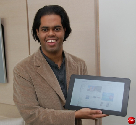 　Fusion Garageが米国時間12月7日にリリース計画を明らかにしたLinuxベースのウェブブラウジングタブレット「JooJoo」。ここでは、同製品を画像で紹介する。

　元々は「CrunchPad」という名称だったJooJooを持つFusion Garageの最高経営責任者（CEO）Chandra Rathakrishnan氏。