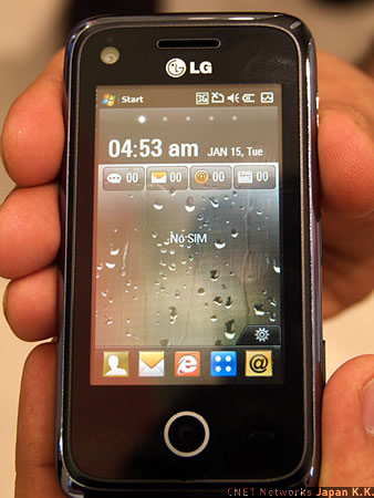 　LG電子としては2機種目のWindows Mobileスマートフォンとなる「GM730」。当初はWindows Mobile 6.1 Professionalを搭載したものが出荷されるが、Microsoftが発表した新バージョンの6.5を搭載した製品も今後登場する予定。ディスプレイは3インチワイドQVGA（240×400）で、同時に発表された「ARENA」よりは低価格になるという。