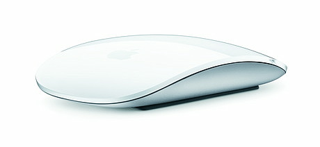 　IT業界における2009年のキーワードを挙げるなら、上位に「マルチタッチ」が入るに違いない。10月に発表されたアップルの「Magic Mouse」は、Bluetoothでワイヤレス接続できるマルチタッチ対応のマウスだ。

　どこにも継ぎ目がなく、なめらかな表面を持つ美しいMagic Mouseは、そこにあるだけでわくわくした気持ちになるアップルらしいプロダクトだ。

　あらかじめ設定すればツーボタン式マウスとして機能し、右クリックもできる。2本指でスワイプしたり、360度自由にスクロールしたりできる。