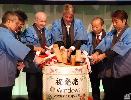 隣ではWindows 7の開発を担当した米Microsoft Windows＆Windows Live担当 プレジデントのSteven Sinofsky氏（左から3人目）も鏡開きに参加。
