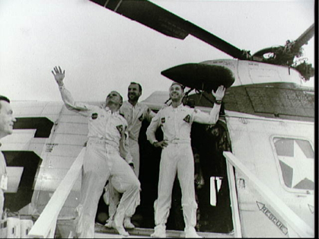 　1968年12月27日、着水後に米海軍航空母艦Yorktownで撮影されたApollo 8号の乗組員。これから7カ月後の1969年7月には、Apollo 11号が月面に着陸することになる。