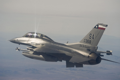 　このF-16は、テキサス空軍州兵第149戦闘航空団に所属している。同隊では現役のパイロットを対象に約8カ月間のF-16基本訓練を実施している。この写真は、4月にExercise Coronet Cactusの訓練を終えて、アリゾナ州のデイビスモンタン空軍基地に戻る途中の様子。