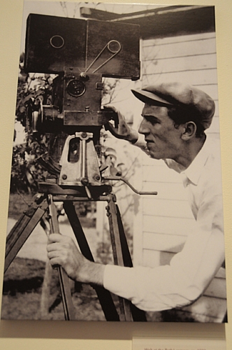 　1923年に撮影されたこの写真は、Walt Disney氏がPathe製カメラで作業しているところをとらえたもの。記念館の説明には、このカメラは「映画業界に大きく貢献したカメラだ。Waltはハリウッドに到着したときにこのカメラを中古で購入し、ストップモーション撮影用に調整して使用した」とある。