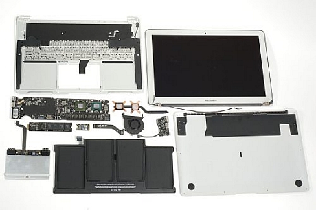 　新型MacBook Airの分解は、不正開封防止のケースのねじ以外は、難しい作業ではなかった。内部コンポーネントの大半は、ユーザーによる交換ができない。