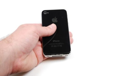 　外側の2本のねじを外したら、iPhone 4背面のガラスカバーを上にスライドさせて簡単に外すことができる。