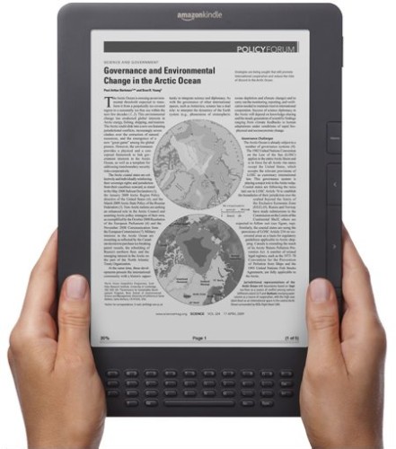 　Amazonの「Kindle DX」はKindleよりも大型であるため、大版の書籍を読みたい、あるいは通常の書籍をより大きなディスプレイで読みたい人にとって理想的なデバイスだと言えるだろう。ただし、大きなディスプレイサイズと引き替えに、価格は従来のKindleの2倍以上もする。これは、主に教科書を読む学生のためのニッチな製品である。