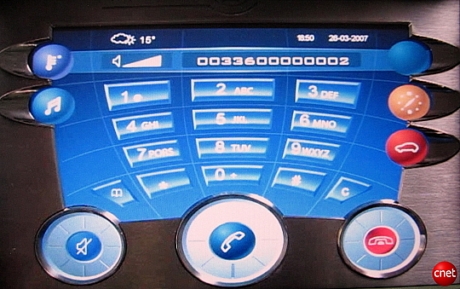 　電話システムは、画像のキーパッドや住所録を備える。Sbarro氏のコンセプトロードスターは生産されない可能性があるが、Delphiはこのインターフェース技術を他の車に使用することはできる。