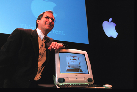 　1990年代にAppleが発売した中でおそらく最も重要なコンピュータは、1998年に登場したオールインワンデザインの初代「iMac」だろう。傍らにはにこやかな表情のSteve Jobs氏。マルチカラーやUSBポートを採用し、シンプルさを強調したこのモデルによって、Appleは再び大きな注目を集めた。このiMacは、今日まで続いている同社デスクトップコンピュータのデザイン戦略の先駆けとなった。
