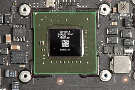 　サーマルペーストを取り除くと、MacBook AirのNVIDIA GeForce 320Mグラフィックプロセッサ上にある表示をはっきりと見ることができる。