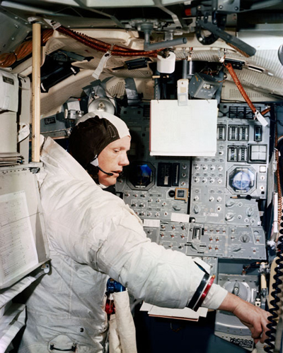　宇宙飛行士は、ミッションの前には必ず、数カ月を訓練に費やす。この写真では、打ち上げの1カ月前、Armstrong氏がApollo月着陸船司令シミュレータの状況を確認している。