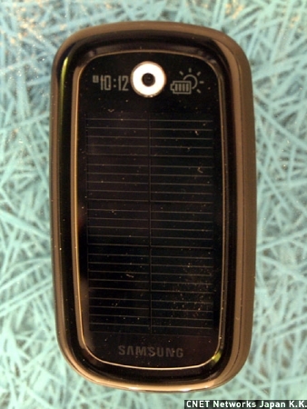 　世界最大の携帯電話展示会「GSMA Mobile World Congress」で目立ったのは、世界の大手携帯電話端末メーカーによるエコな取り組みだ。

　写真はサムスン電子が発表した「Blue Earth」。裏面に太陽電池パネルを搭載しており、光エネルギーだけの場合10〜14時間でフル充電が可能だ。
