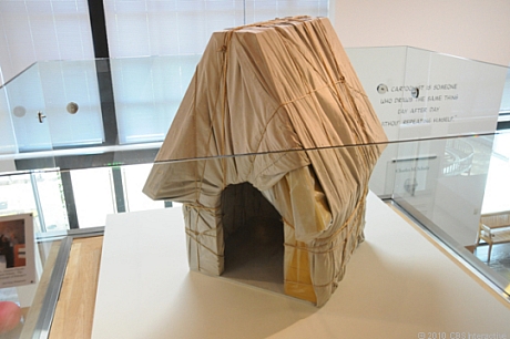 　Schulz氏は犬小屋をラッピングするというアイデアを描いたが、Christo氏は犬小屋を実際にラッピングした。