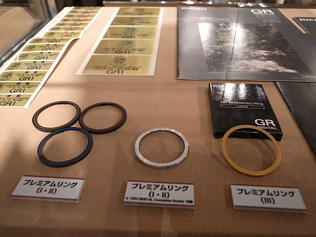 　会場では、金色の1000個限定 5周年記念リング（GR DIGITALIII用）が販売され、人気を集めていた（写真右のもの）。