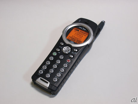 　2000年に発売された初代G'zOne「C303CA」。