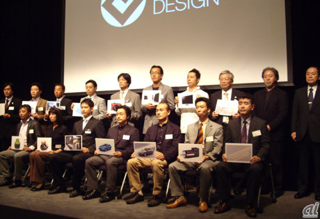 　財団法人 日本産業デザイン振興会（JIDPO）は10月1日、2009年度グッドデザイン賞を発表した。2952件の応募から1034件が受賞し、その内大賞候補となる「グッドデザイン賞ベスト 15」が合わせて発表された。ここでは、東京ミッドタウン・デザインハブ第18回企画展「GOOD DESIGN EXHIBITION 2009」に展示されている受賞作品を写真で紹介する。

　同日開催された「2009年度グッドデザイン賞受賞記者発表会」では、グッドデザイン賞ベスト 15の受賞デザイナー15人が登場し、受賞コメントを話した。