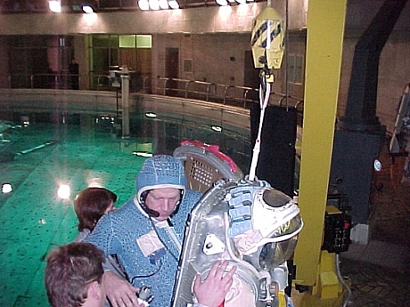 　2000年2月、宇宙飛行士のWilliam Shepherd氏が、ガガーリン宇宙飛行士訓練センターでロシアの宇宙服を着用して、宇宙遊泳のシミュレーションの準備をし、軌道飛行に備えている。この訓練は2000年10月31日の第1次長期滞在への出発に先だって行われた。