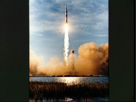 　全高363フィート（約110.6m）、重量620万ポンド（約2812t）のSaturn Vは、1968年12月21日に打ち上げられた。Saturn Vの第1段のエンジン5基には合わせて750万ポンド（約3401t）の推進力があった。

　最近行われたNASAのApollo 8号の記念行事でAnders氏は当時を振り返り、次のように語った。「打ち上がるや否や、シミュレーションには重大なことが欠けていたと気付いた。推進力が1基あたり150万ポンド（約680t）ある巨大なエンジンが横揺れし、ロケットをまっすぐに保つためにジンバリングするのだ。重心は遥か下にあり、われわれは車のアンテナの先にしがみ付くてんとう虫のようだった」