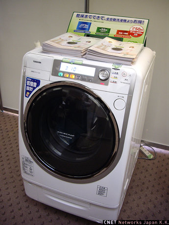 　東芝が取り組む「エコプロセス」と「エコプロダクツ」を集めた環境展が開催された。その中から注目される技術をアイデアを紹介する。

　1回の洗濯、乾燥までが約50円で仕上がる「節洗力」を持つ洗濯機「ヒートポンプ エアコン ハイブリッドドラム」。乾いた温風で衣類を乾燥、衣類の湿気を含んだ風で冷却除湿をする「ヒートポンプ乾燥方式」を利用すれば、乾燥使用水量はゼロのため節水にも貢献するという。