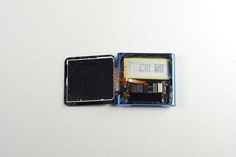 　シールドを取り外すと、ついに第6世代iPod nanoの内部を見ることができる。この写真を撮った後、TFTディスプレイとヘッドホン／コントロールボタンのケーブルをロジックボードから取り外した。