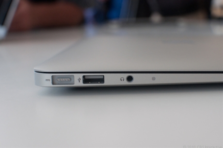 　新しいMacBook Airにはイーサネットポート、FireWireポートが搭載されない。