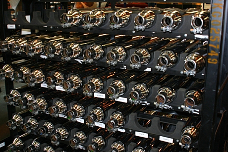 　排気管が並べられた大型ラック。ペンシルバニア州ヨークにあるHarley-Davidsonの工場で撮影。