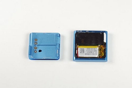 　背面パネルを取り外すと、第4世代iPod shuffleの内部が姿を現した。