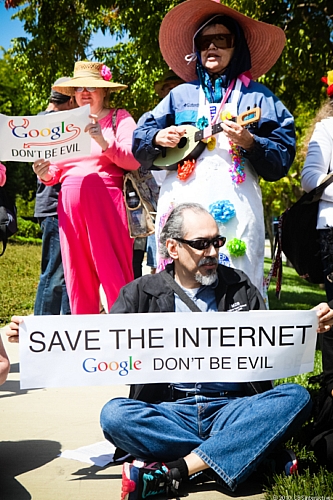 　デモではGoogleの社是「Don't be evil」（道義に反することはしない）が掲げられていた。